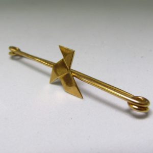 Alfiler de corbata en Oro de 18k con figura de Origami (pajarita). 2,15 gr.