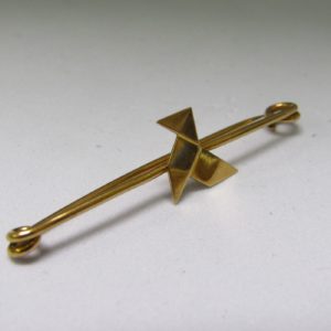 Alfiler de corbata en Oro de 18k con figura de Origami (pajarita). 2,15 gr.