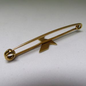 Alfiler de corbata en Oro de 18k con figura de Origami (pajarita). 2,15 gr.