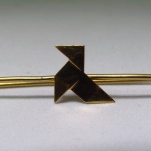 Alfiler de corbata en Oro de 18k con figura de Origami (pajarita). 2,15 gr.