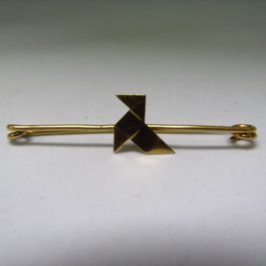 Alfiler de corbata en Oro de 18k con figura de Origami (pajarita). 2,15 gr.