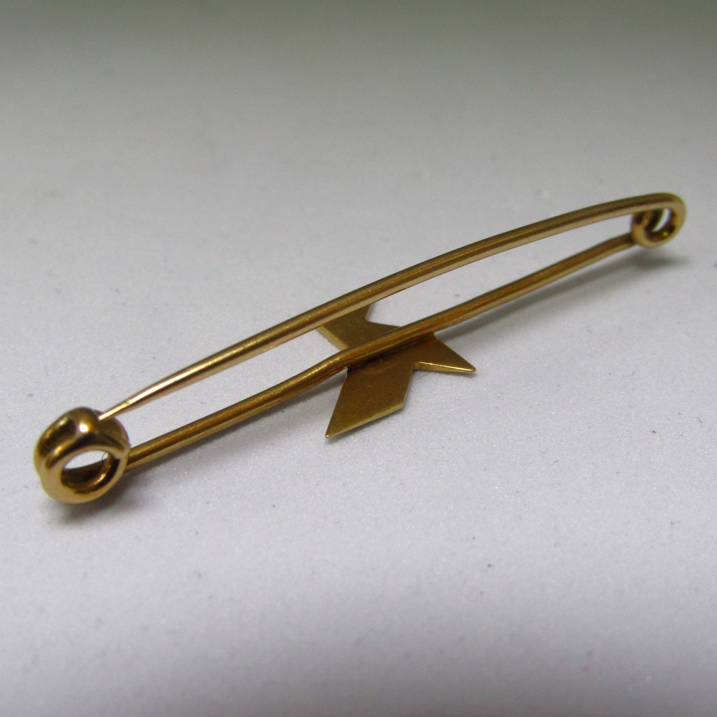 18k Gold tie clip with Origami figure (bow tie). Weight: 2,15 gr. Auctions