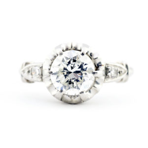 Anillo de Oro Blanco con Diamante Natural Central de 1,47 ct. (J-SI2-SI3) talla Brillante y Dos Diamantes en los hombros