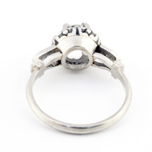 Anillo de Oro Blanco con Diamante Natural Central de 1,47 ct. (J-SI2-SI3) talla Brillante y Dos Diamantes en los hombros