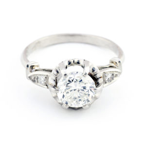 Anillo de Oro Blanco con Diamante Natural Central de 1,47 ct. (J-SI2-SI3) talla Brillante y Dos Diamantes en los hombros