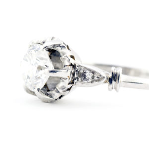 Anillo de Oro Blanco con Diamante Natural Central de 1,47 ct. (J-SI2-SI3) talla Brillante y Dos Diamantes en los hombros