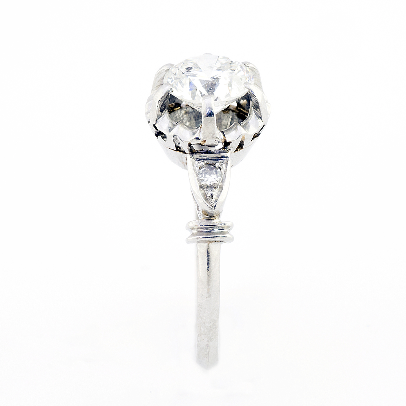 Anillo de Oro Blanco con Diamante Natural Central de 1,47 ct. (J-SI2-SI3) talla Brillante y Dos Diamantes en los hombros