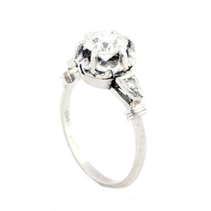 Anillo de Oro Blanco con Diamante Natural Central de 1,47 ct. (J-SI2-SI3) talla Brillante y Dos Diamantes en los hombros