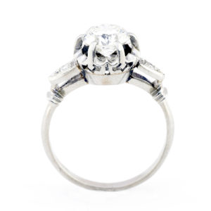Anillo de Oro Blanco con Diamante Natural Central de 1,47 ct. (J-SI2-SI3) talla Brillante y Dos Diamantes en los hombros