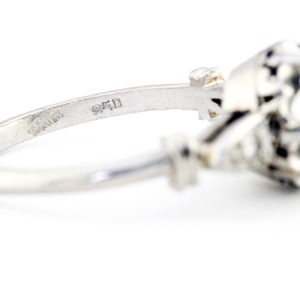 Anillo de Oro Blanco con Diamante Natural Central de 1,47 ct. (J-SI2-SI3) talla Brillante y Dos Diamantes en los hombros