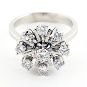 Anillo de Oro con Diamante Natural Central y Orla de ocho Diamantes, talla Brillante, de 1,02 ct. total (F-G/SI2-SI1).
