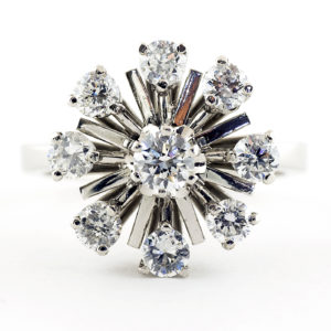 Anillo de Oro con Diamante Natural Central y Orla de ocho Diamantes, talla Brillante, de 1,02 ct. total (F-G/SI2-SI1).
