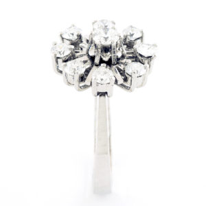 Anillo de Oro con Diamante Natural Central y Orla de ocho Diamantes, talla Brillante, de 1,02 ct. total (F-G/SI2-SI1).