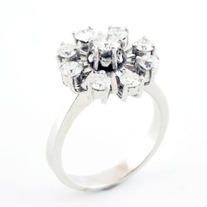 Anillo de Oro con Diamante Natural Central y Orla de ocho Diamantes, talla Brillante, de 1,02 ct. total (F-G/SI2-SI1).