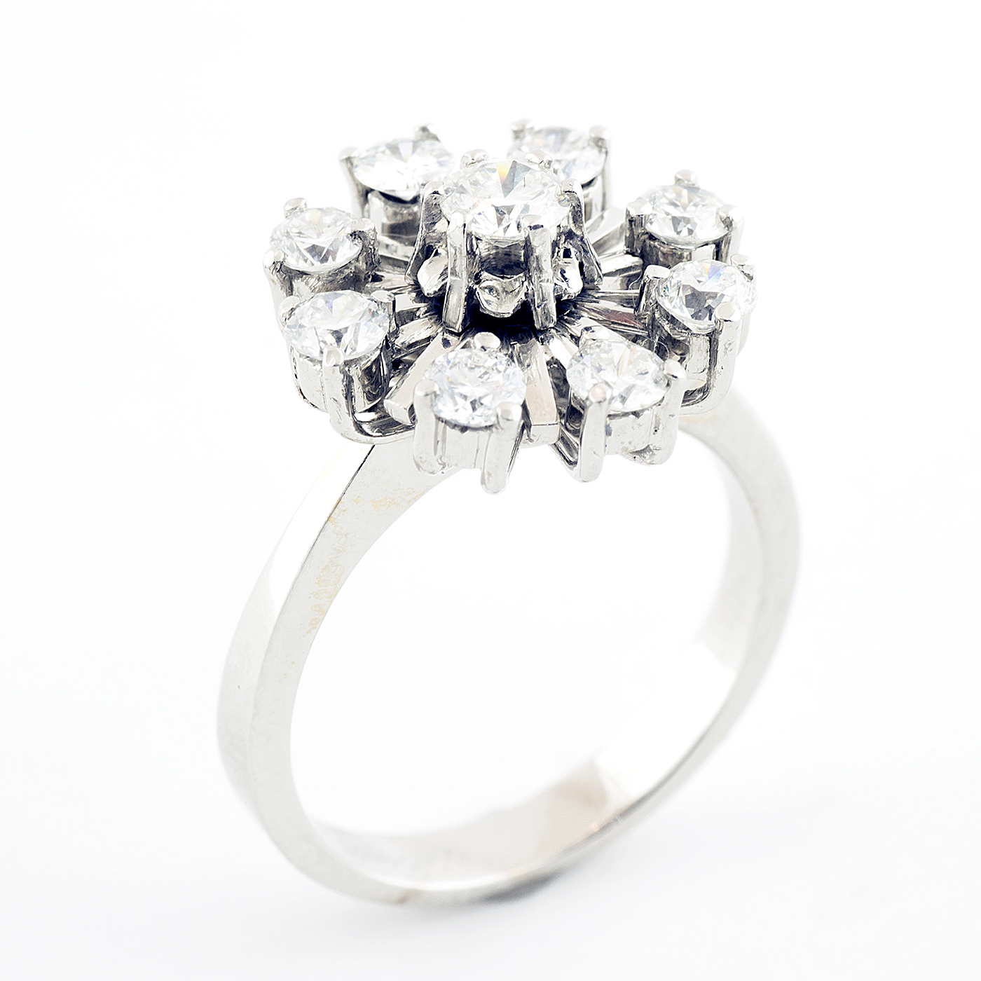 Bague en or avec diamant naturel central et bordure de huit diamants, taille brillant, 1,02 ct. total (FG / SI2-SI1).