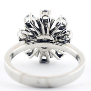 Anillo de Oro con Diamante Natural Central y Orla de ocho Diamantes, talla Brillante, de 1,02 ct. total (F-G/SI2-SI1).
