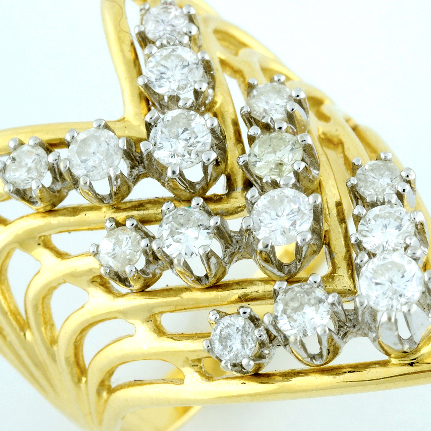 Anillo en Oro Amarillo con 15 Diamantes Naturales talla Brillante de 1,00 ct. total aprox. (G-H-I/SI1-SI2). Anillo en Oro Amarillo con 15 Diamantes Naturales talla Brillante de 1,00 ct. total aprox. (G-H-I/SI1-SI2).
