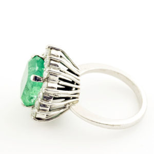 Anillo en Oro Blanco con ESMERALDA COLOMBIANA de 5,40 cts. y 14 Diamantes talla Brillante de 1,12 cts.