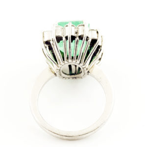 Anillo en Oro Blanco con ESMERALDA COLOMBIANA de 5,40 cts. y 14 Diamantes talla Brillante de 1,12 cts.
