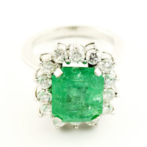 Anillo en Oro Blanco con ESMERALDA COLOMBIANA de 5,40 cts. y 14 Diamantes talla Brillante de 1,12 cts.