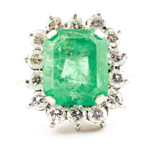 Anillo en Oro Blanco con ESMERALDA COLOMBIANA de 5,40 cts. y 14 Diamantes talla Brillante de 1,12 cts.