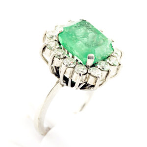 Anillo en Oro Blanco con ESMERALDA COLOMBIANA de 5,40 cts. y 14 Diamantes talla Brillante de 1,12 cts.