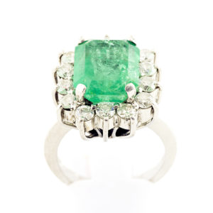 Anillo en Oro Blanco con ESMERALDA COLOMBIANA de 5,40 cts. y 14 Diamantes talla Brillante de 1,12 cts.