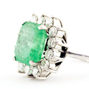 Anillo en Oro Blanco con ESMERALDA COLOMBIANA de 5,40 cts. y 14 Diamantes talla Brillante de 1,12 cts.