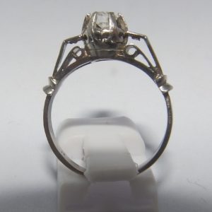 Anillo en Oro Blanco con Tres Diamantes Naturales, talla Brillante, Central de 0,35 ct. (G-VS1) y laterales de 0,08 ct. (G-VS1)