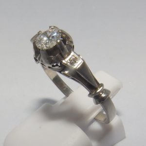 Anillo en Oro Blanco con Tres Diamantes Naturales, talla Brillante, Central de 0,35 ct. (G-VS1) y laterales de 0,08 ct. (G-VS1)