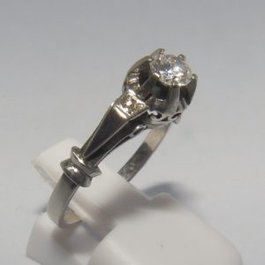Anillo en Oro Blanco con Tres Diamantes Naturales, talla Brillante, Central de 0,35 ct. (G-VS1) y laterales de 0,08 ct. (G-VS1)