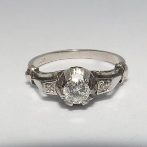 Anillo en Oro Blanco con Tres Diamantes Naturales, talla Brillante, Central de 0,35 ct. (G-VS1) y laterales de 0,08 ct. (G-VS1)