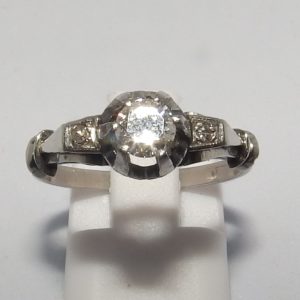 Anillo en Oro Blanco con Tres Diamantes Naturales, talla Brillante, Central de 0,35 ct. (G-VS1) y laterales de 0,08 ct. (G-VS1)