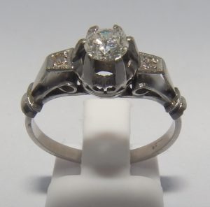 Anillo en Oro Blanco con Tres Diamantes Naturales, talla Brillante, Central de 0,35 ct. (G-VS1) y laterales de 0,08 ct. (G-VS1)