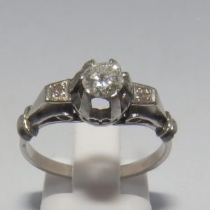 Anillo en Oro Blanco con Tres Diamantes Naturales, talla Brillante, Central de 0,35 ct. (G-VS1) y laterales de 0,08 ct. (G-VS1)