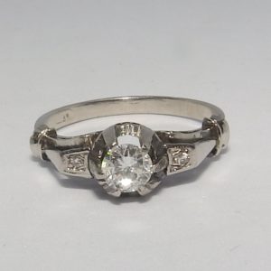Anillo en Oro Blanco con Tres Diamantes Naturales, talla Brillante, Central de 0,35 ct. (G-VS1) y laterales de 0,08 ct. (G-VS1)