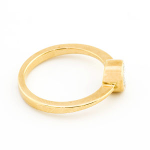 Anillo en Oro de 18k. con Diamante natural talla Brillante de 0,67 ct. (J/I1). Certificado IGE.