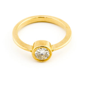 Anillo en Oro de 18k. con Diamante natural talla Brillante de 0,67 ct. (J/I1). Certificado IGE.