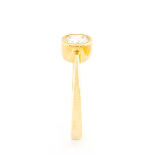 Anillo en Oro de 18k. con Diamante natural talla Brillante de 0,67 ct. (J/I1). Certificado IGE.