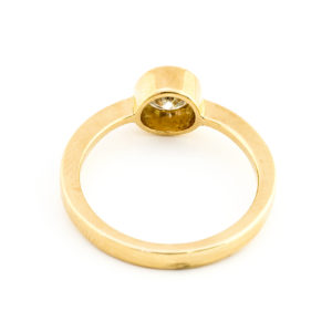 Anillo en Oro de 18k. con Diamante natural talla Brillante de 0,67 ct. (J/I1). Certificado IGE.