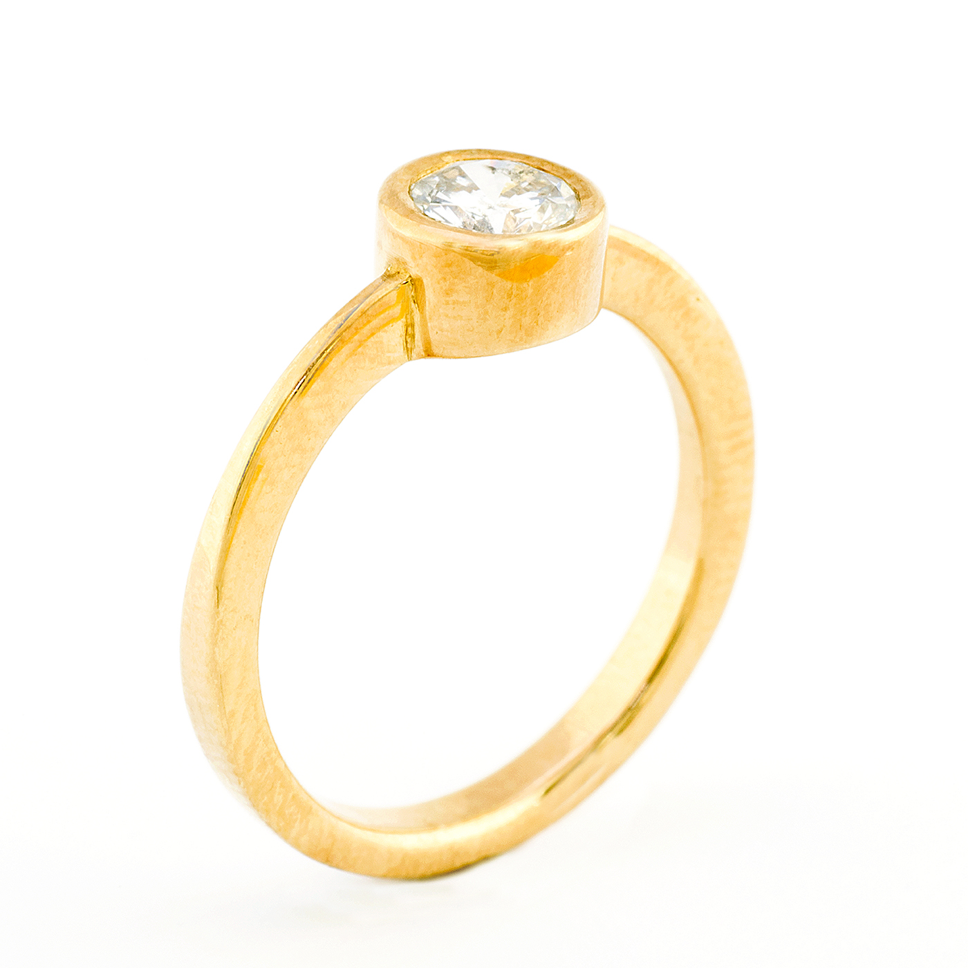 Anillo en Oro de 18k. con Diamante natural talla Brillante de 0,67 ct. (J/I1). Certificado IGE.