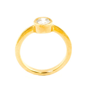 Anillo en Oro de 18k. con Diamante natural talla Brillante de 0,67 ct. (J/I1). Certificado IGE.