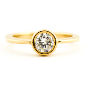 Anillo en Oro de 18k. con Diamante natural talla Brillante de 0,67 ct. (J/I1). Certificado IGE.