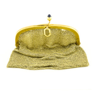 Bolsito de malla tupida en oro de 18k y zafiros, circa, 1900