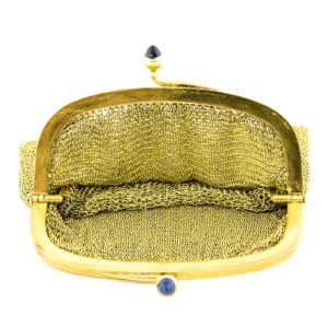Bolsito de malla tupida en oro de 18k y zafiros, circa, 1900