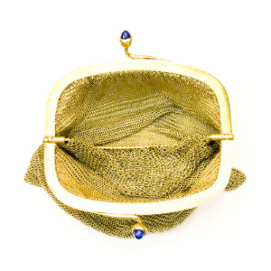 Bolsito de malla tupida en oro de 18k y zafiros, circa, 1900