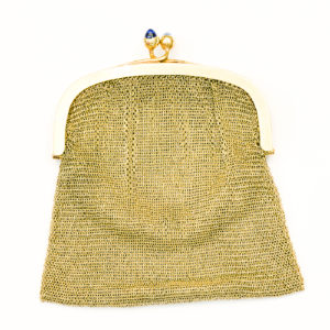 Bolsito de malla tupida en oro de 18k y zafiros, circa, 1900