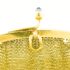Bolsito de malla tupida en oro de 18k y zafiros, circa, 1900