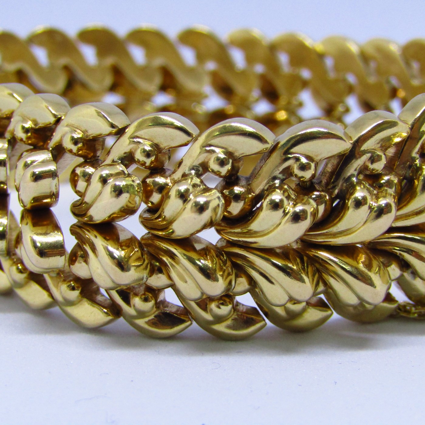 Brazalete Ancho en Oro "Años 60". 18k. 74,20 gr. Brazalete Ancho en Oro "Años 60". 18k. 74,20 gr.