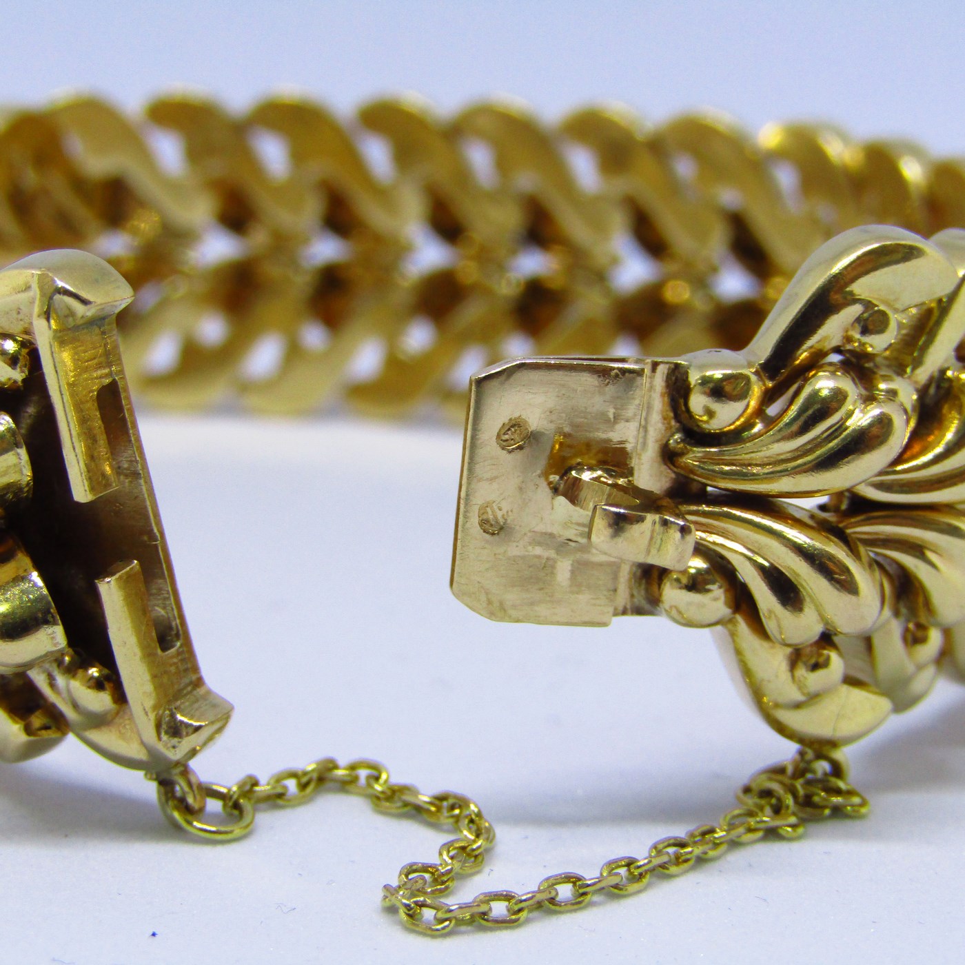 Brazalete Ancho en Oro "Años 60". 18k. 74,20 gr. Brazalete Ancho en Oro "Años 60". 18k. 74,20 gr.